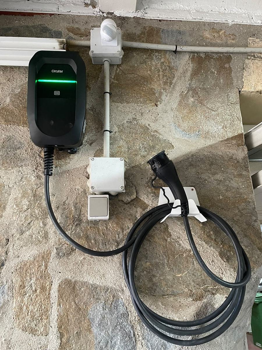 Cargador para vehículo eléctrico instalado en pared, alimentado desde un cuadro secundario